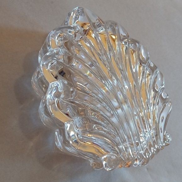Vintage glass shell dish with lid similar to coquille with scalloped edge EUC - Picture 2 of 10